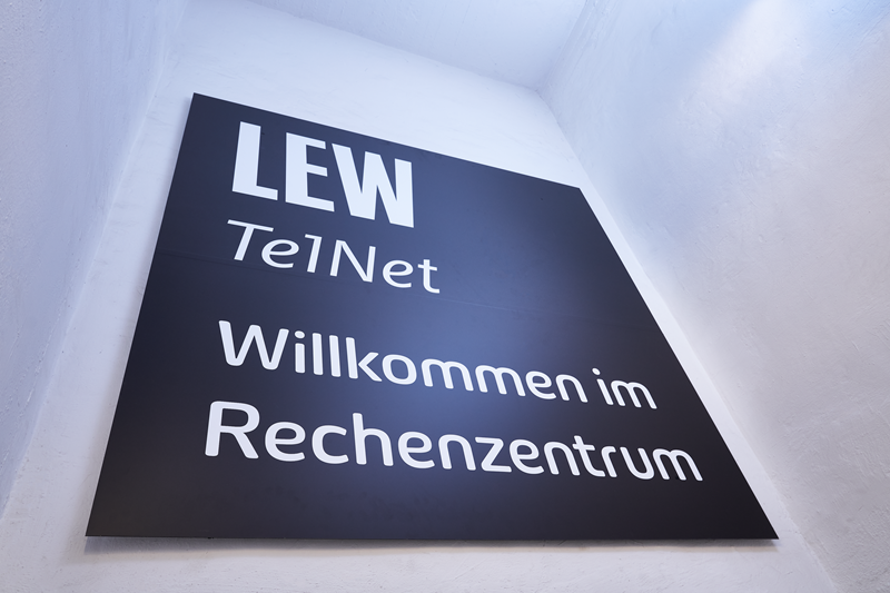 Eingangsschild zum Rechenzentrum der LEW TelNet "Willkommen im Rechenzentrum"